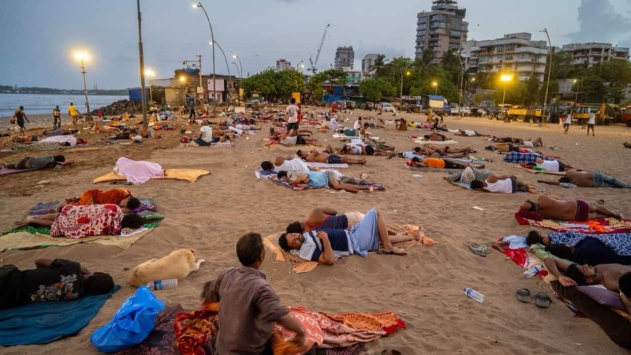 Between the sea and the shacks: Why hundreds of families are sleeping on Versova beach | VIRAL VIDEO