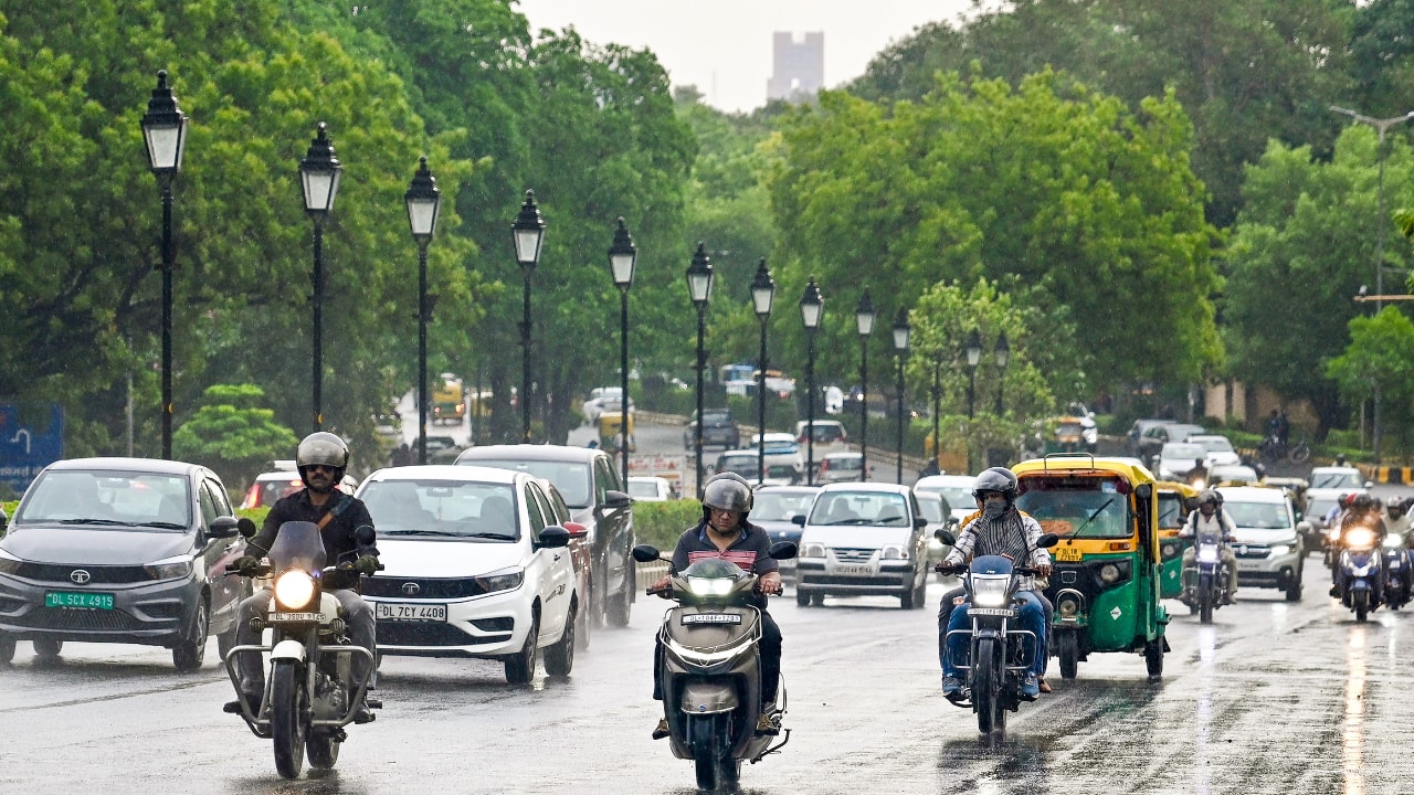 Delhi-NCR Weather: IMD forecasts light rain; Heavy showers for Tamil Nadu