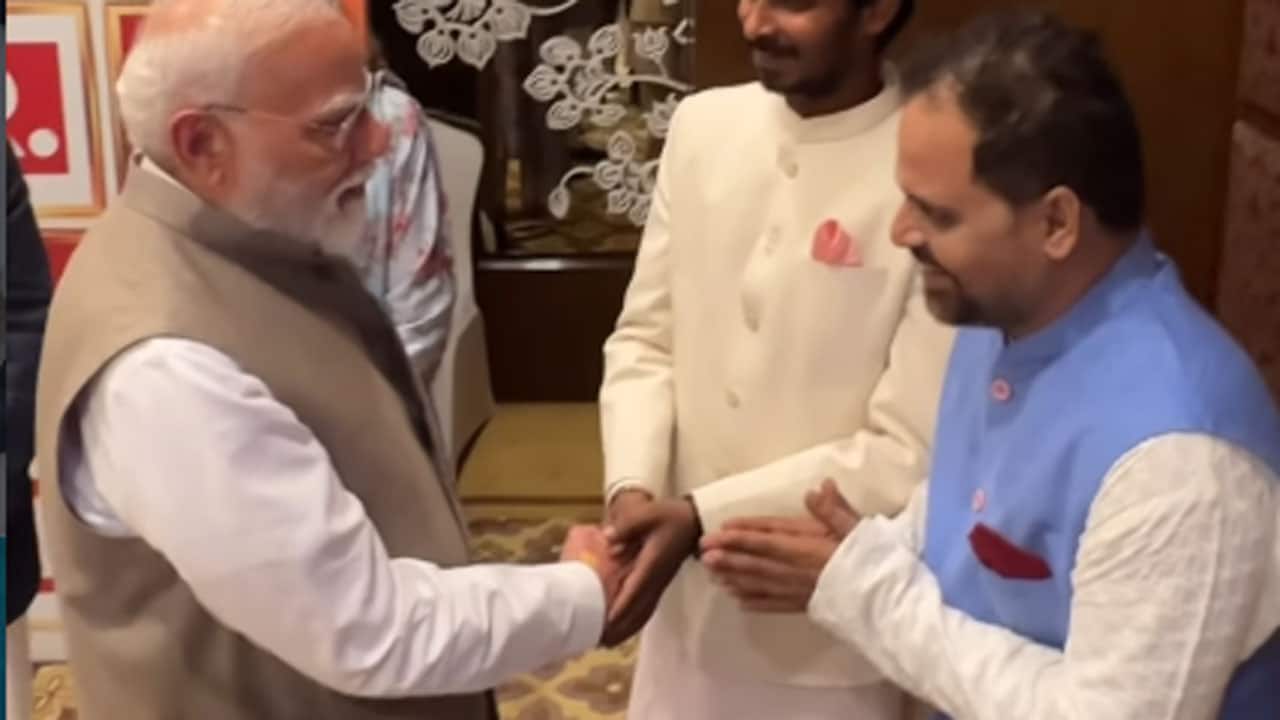 PM Modi meets 'Panchayat' actors, shares viral reel 'Binod se kuch baatein' - Watch