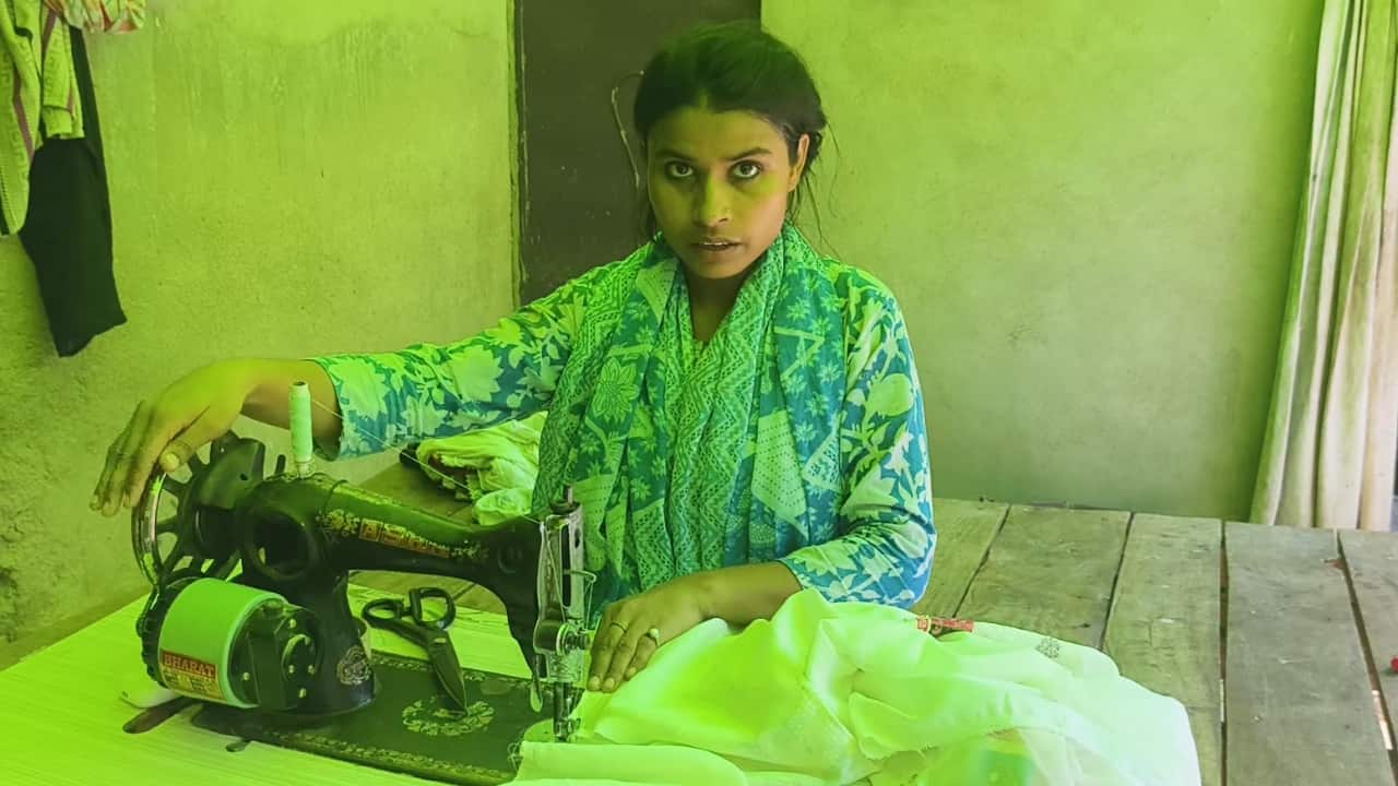 Never seen Rs 20,000 but gets Rs 20 cr tax notice: Daily wage worker`s daughter breaks down after IT notice