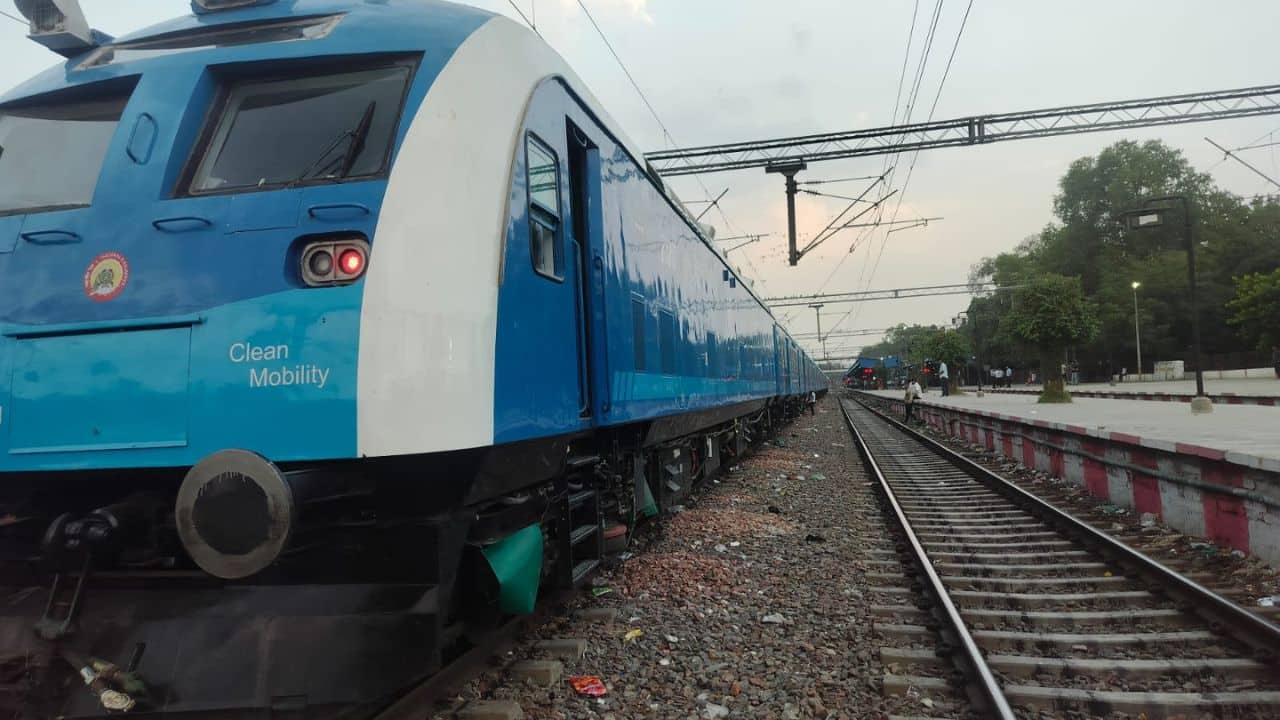 India`s first Hydrogen train undergoes trial between Delhi and Sonipat