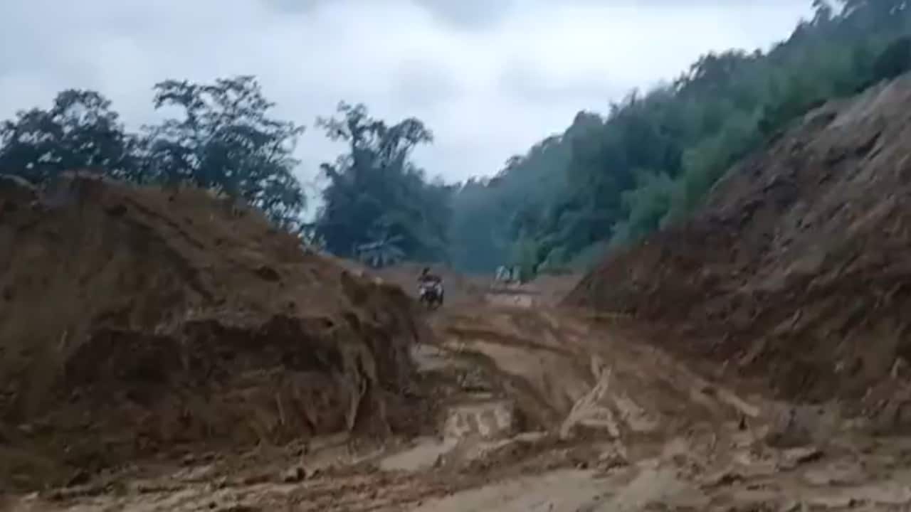 Terrifying landslide in Arunachal : Biker escapes death as debris blocks the Siji River | WATCH