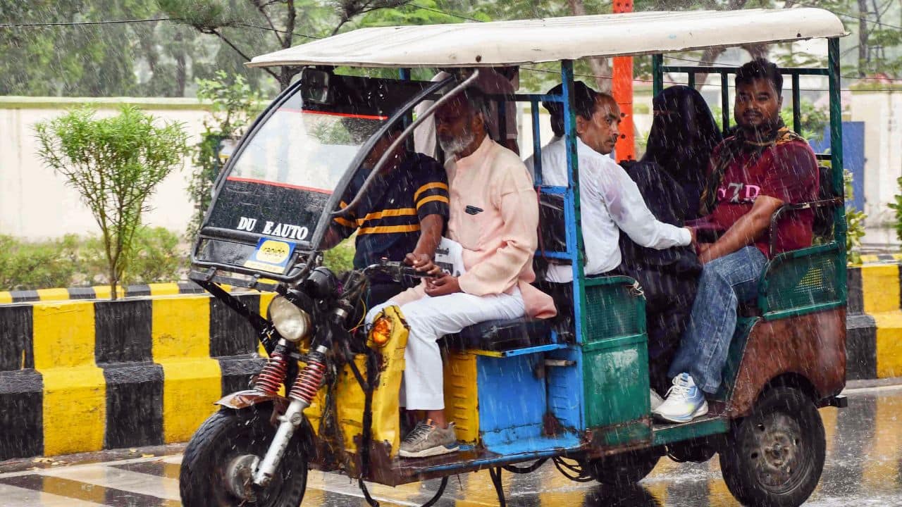 Relief for e-rickshaw drivers: Govt bans BAT-BMS app from Play Store and App Store