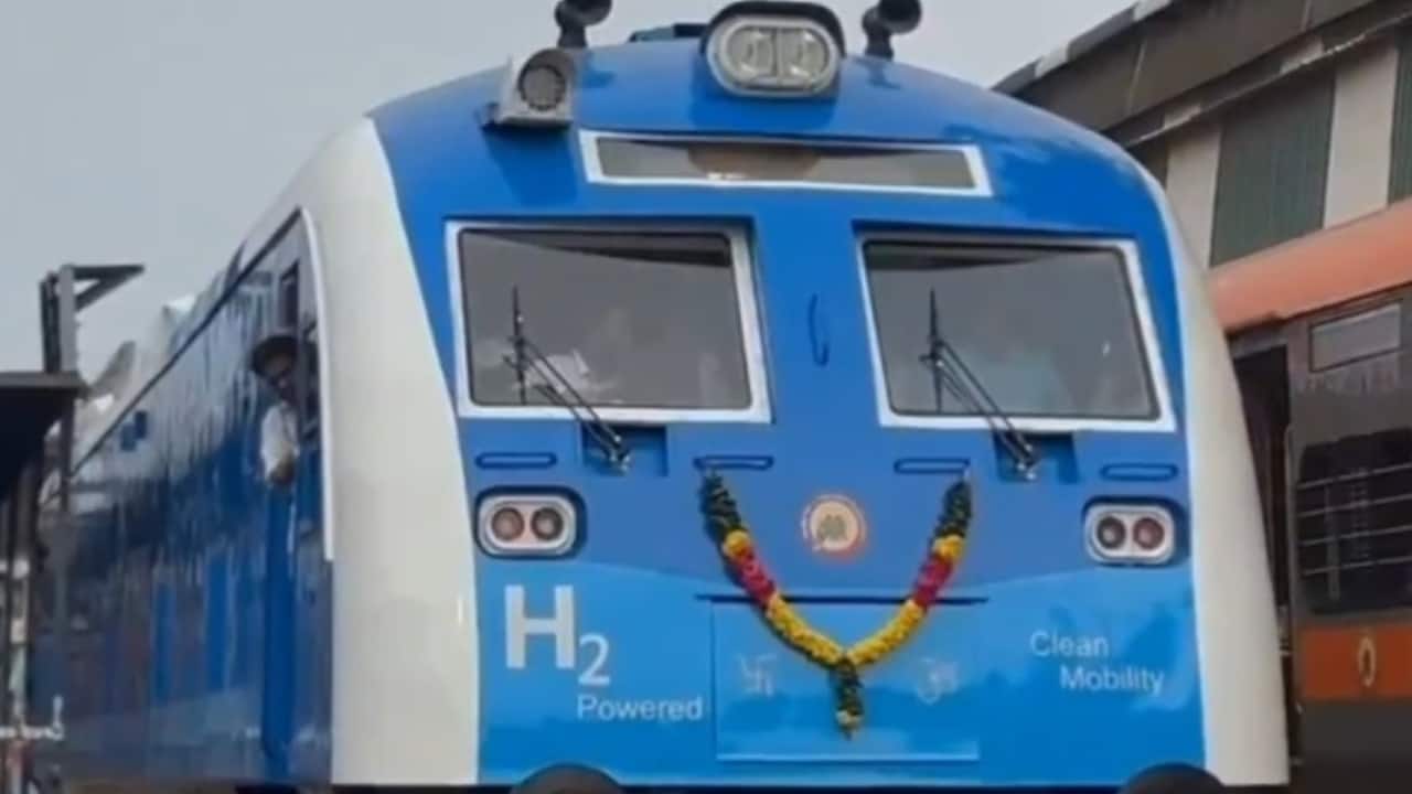 India launches world’s largest hydrogen‑powered train, carrying 2,600 passengers