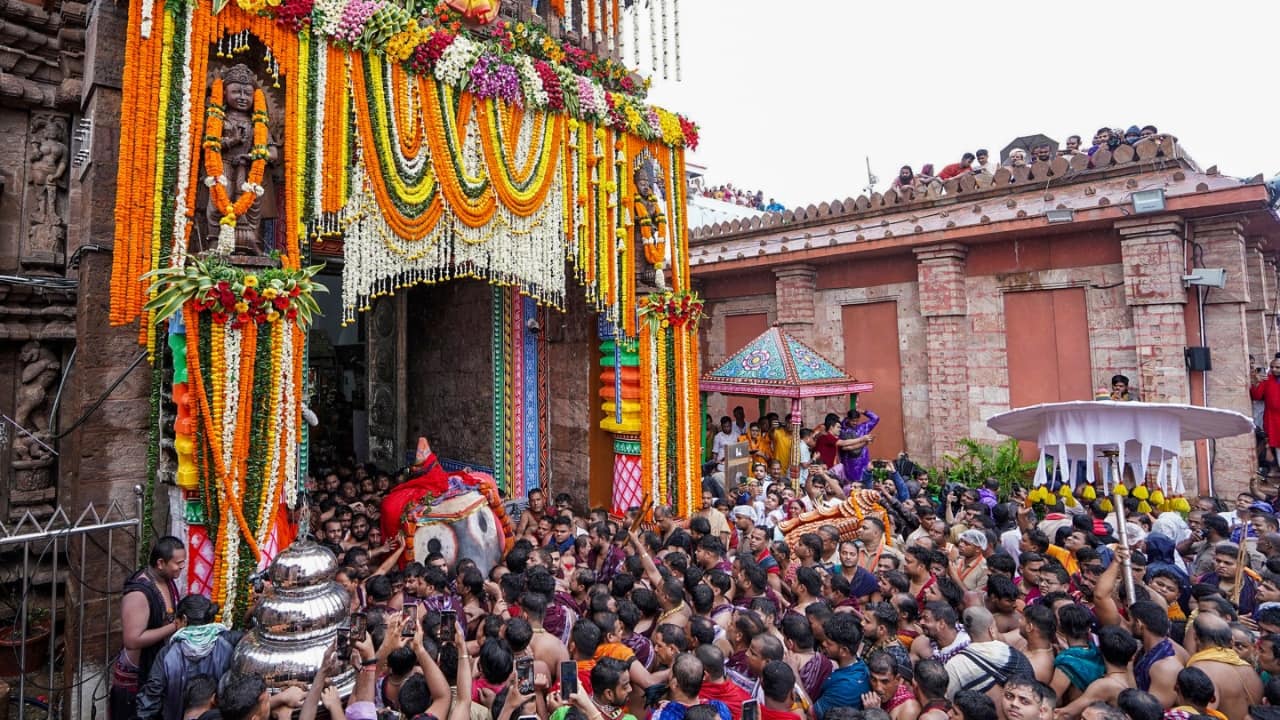 पुरी रथ यात्रा में भीषण भगदड़: एक श्रद्धालु की मौत, सैकड़ों घायल; भारी बारिश ने बढ़ाई मुसीबत