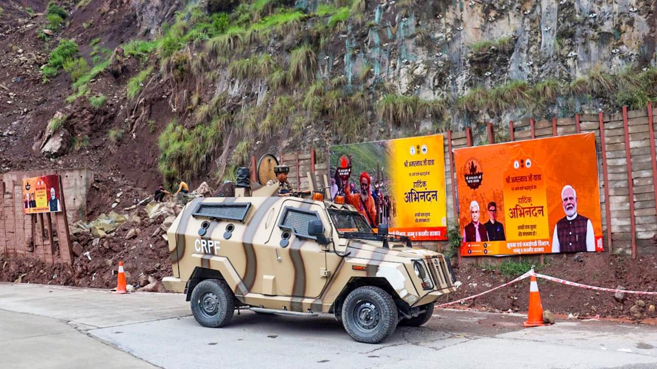 Amarnath Yatra: Over 3.5 lakh pilgrims offer prayers in first 15 days; LG Sinha reviews camp security