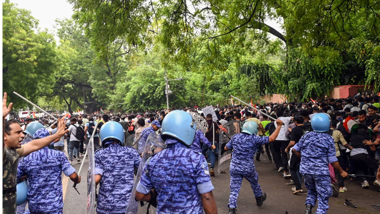 CJP protestors reach near Parliament; Tear gas, additional security forces and lathicharge; ‘Sansad chalo’ march swells