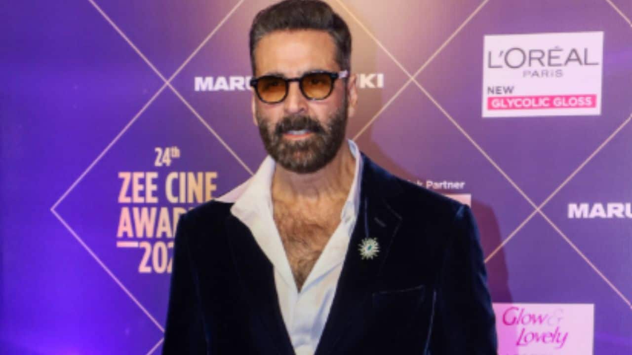 Akshay Kumar nearly loses balance during walk with Saif Ali Khan, Taimur in London