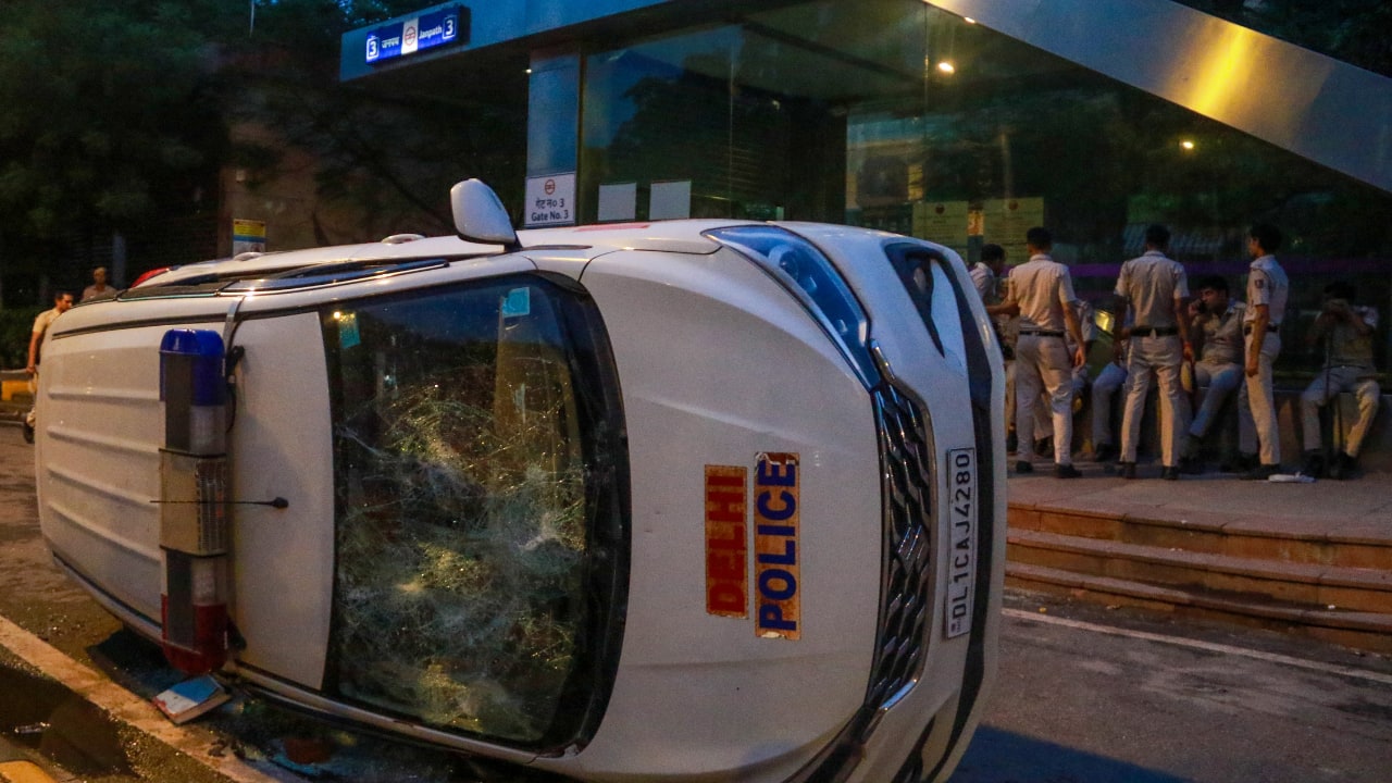 Over 118 police personnel injured in violent CJP protest in Delhi