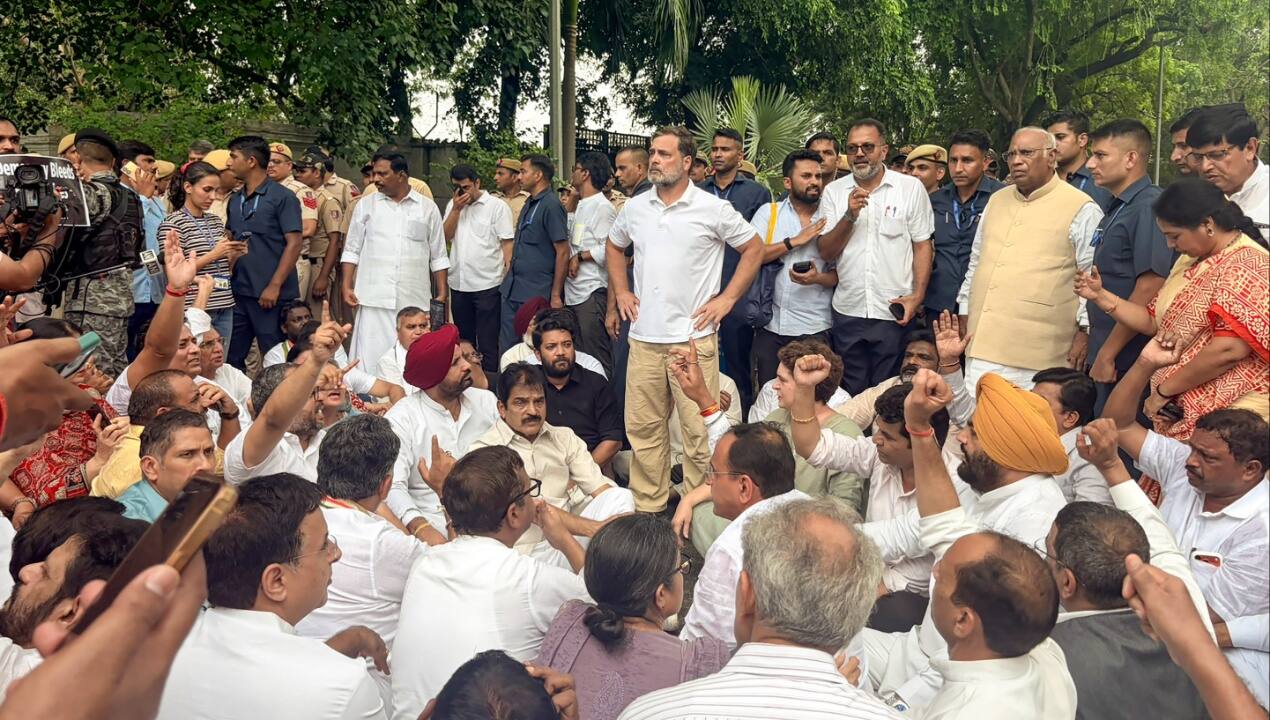 BJP`s Jitendra Singh meets Rahul Gandhi as he leads sit-in protest outside PM Modi`s residence over lathi-charge on students