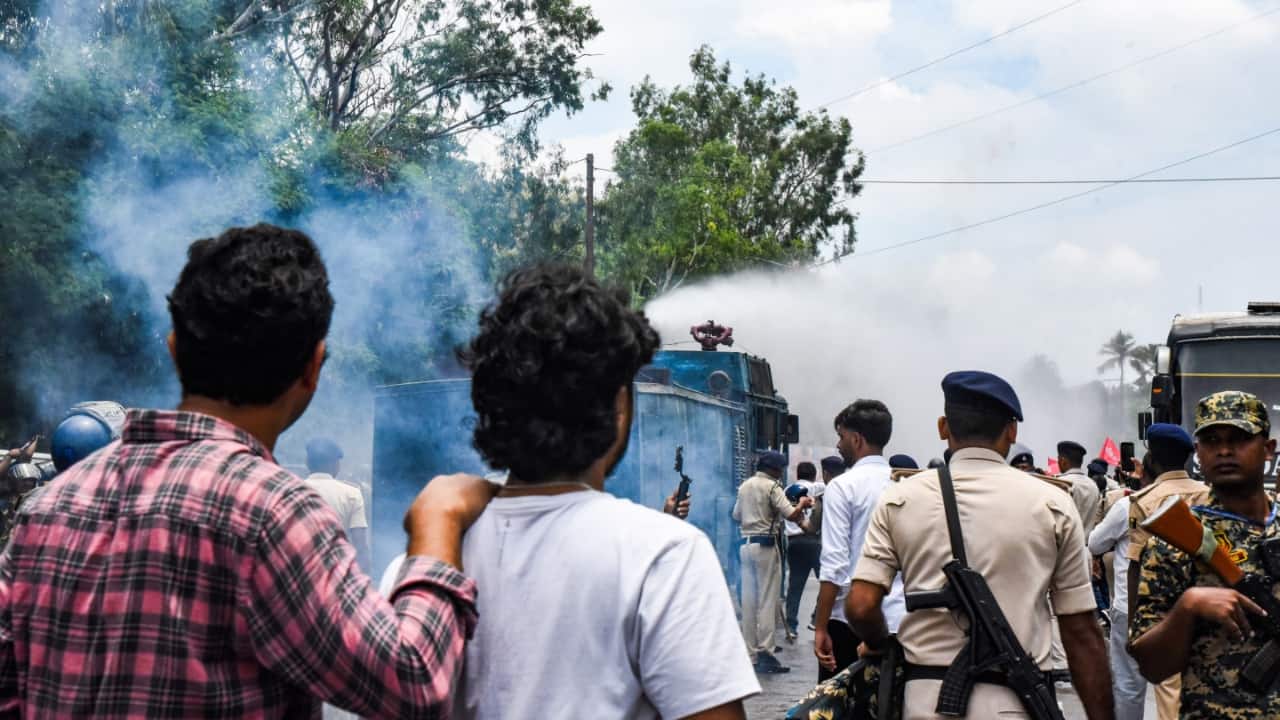 High voltage clashes in Patna: BJP & Congress workers trade stones, brandish lathis outside Sadaqat Ashram