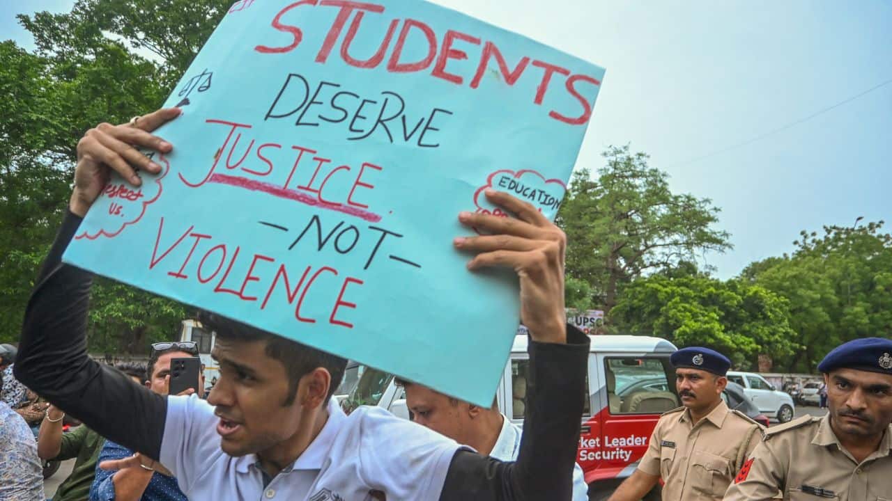 Govt set for key talks with CJP as protests continue; Internet suspended near Jantar Mantar