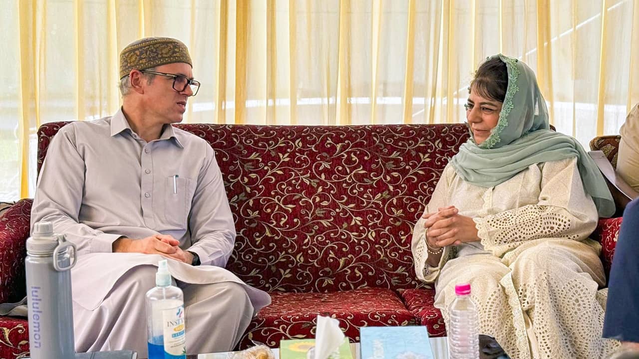 Omar Abdullah slams Mehbooba Mufti, demands apology for Jantar Mantar remarks