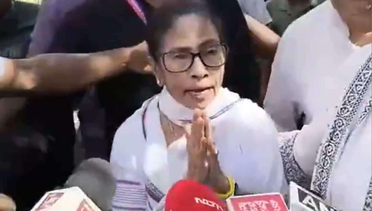 Mamata Banerjee's car attacked with stones in West Bengal
