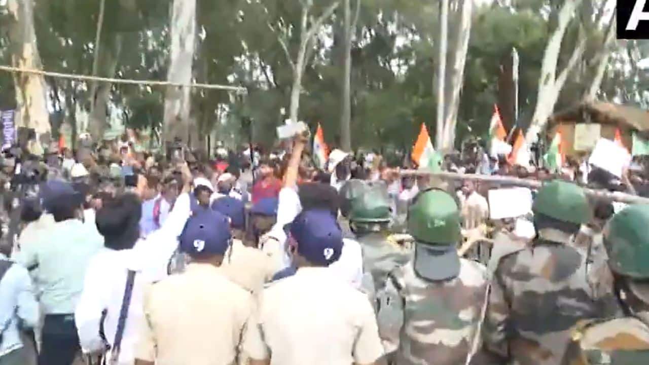 JPSC-JSSC Protest: Students break Police barricade during ‘Vidhan Sabha Gherao’ march in Ranchi