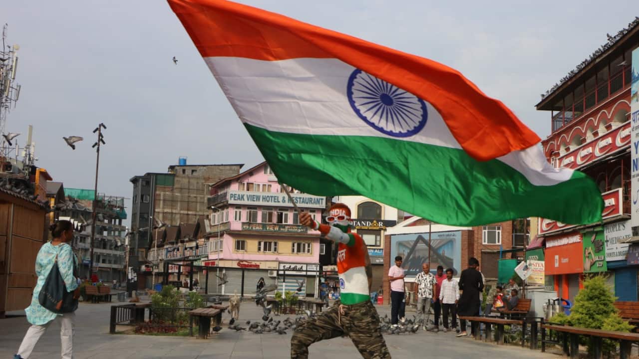Patriotic fervor marks Independence Day at Srinagar's Lal Chowk