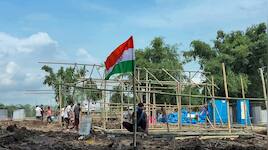 Assam flood heroes: Flood survivors in Sivasagar clear thick mud to hoist tricolor on 80th Independence Day | VIDEO
