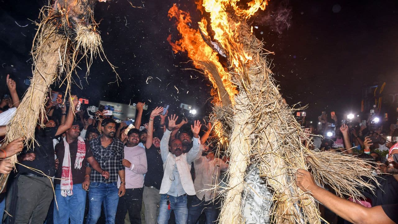 `Cannot expect much from the dead`: JPSC-JSSC protest escalates as students burn CM Soren, Rahul Gandhi, Tejashwi effigies