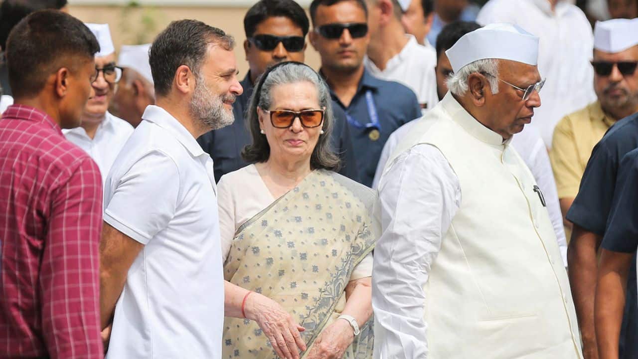 Rahul Gandhi disproportionate assets case: Supreme Court stays Allahabad High Court proceedings, restrains CBI and ED