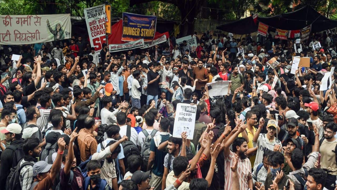 No excessive force during CJP student protest: Delhi Police cites violence and 30,000 crowd