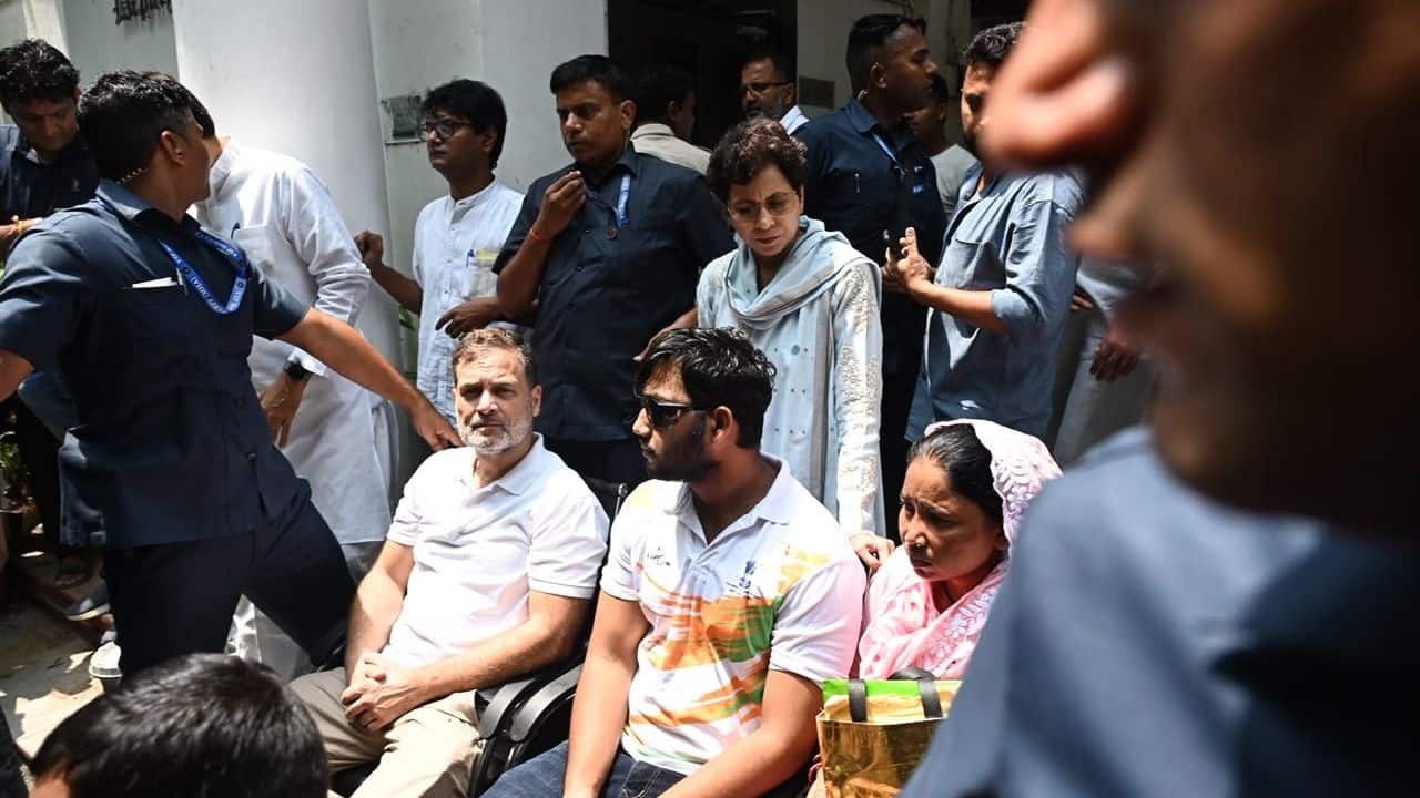 Rahul and Priyanka Gandhi sit on Dharna outside Delhi Police station; demand FIR over pellet gun firing on students