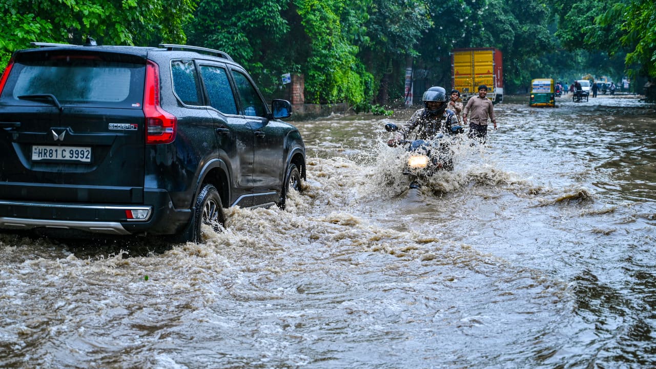 Heavy rain batters Delhi-NCR; flights hit as IMD issues red alert