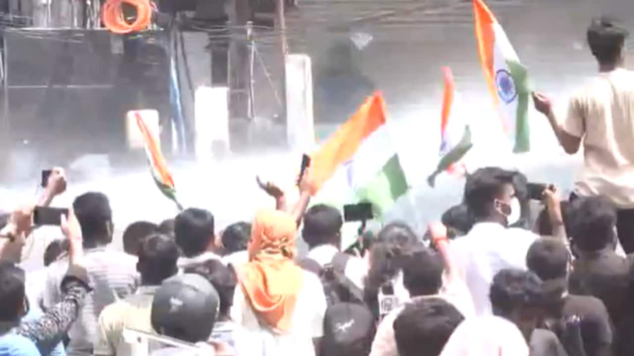Students breach barricades, face water cannons in Patna; demand for 70th BPSC cancellation