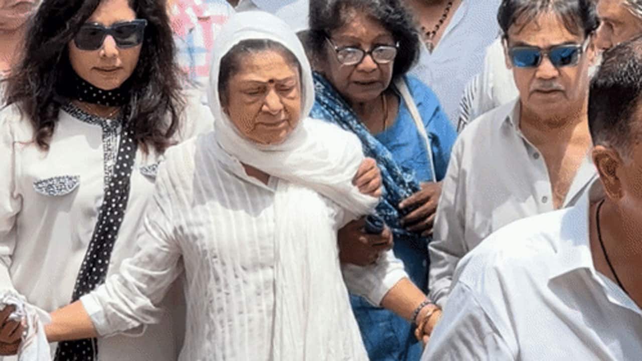 At Kuku Kohli's funeral, veteran actress and wife Aruna Irani looks devastated & heartbroken