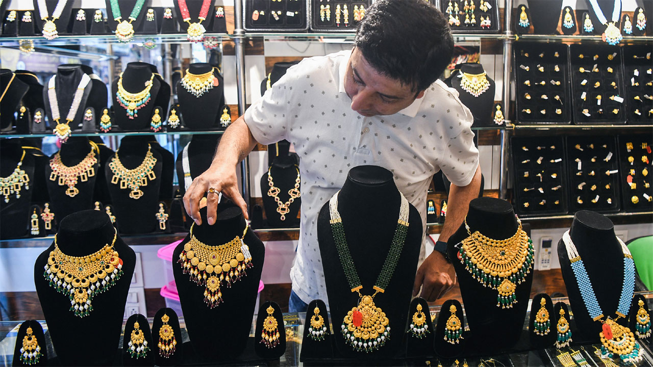 Why PM Modi asks citizens not to buy gold, travel abroad? Sridhar Vembu explains Why PM Modi asks citizens not to buy gold, travel abroad? Sridhar Vembu explains