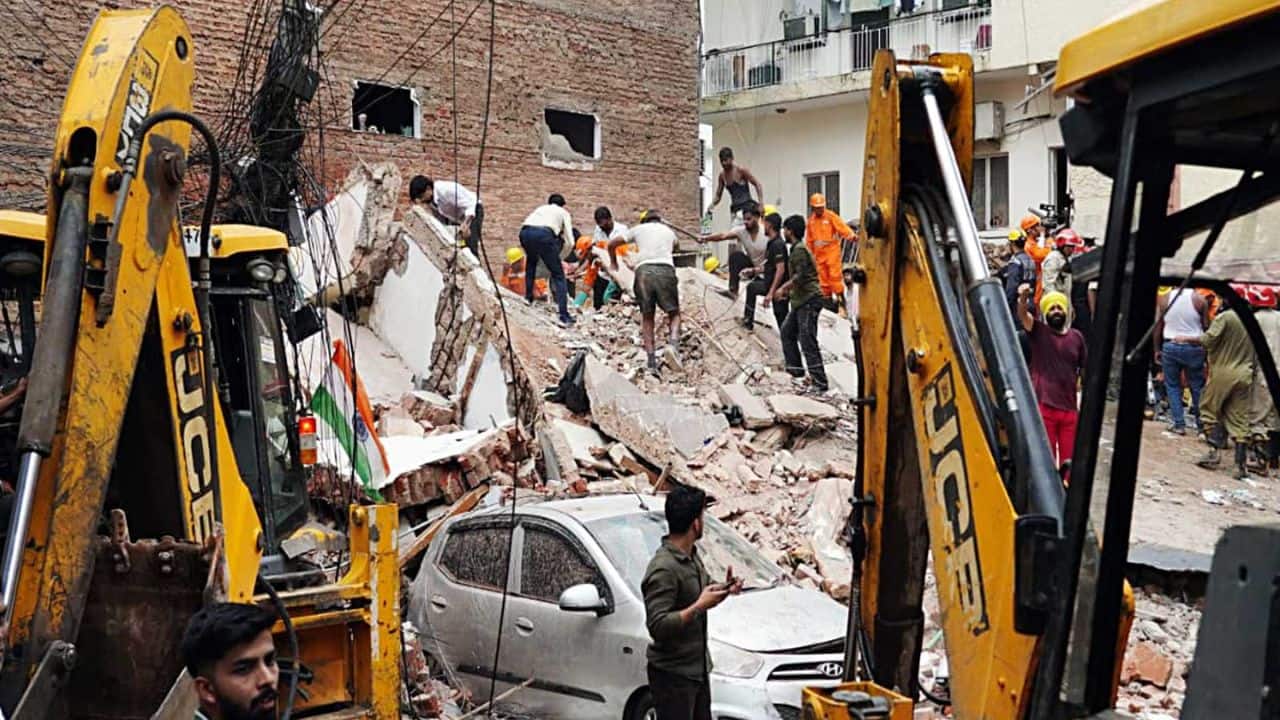 Watch: The moment Delhi`s building came crashing down, leaving behind wall of dust and debris