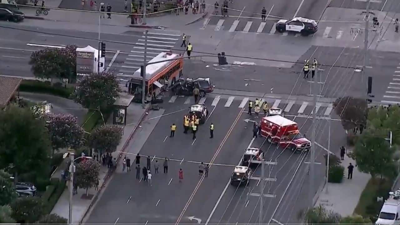 Three killed as news helicopter crashes in Los Angeles | VIDEO