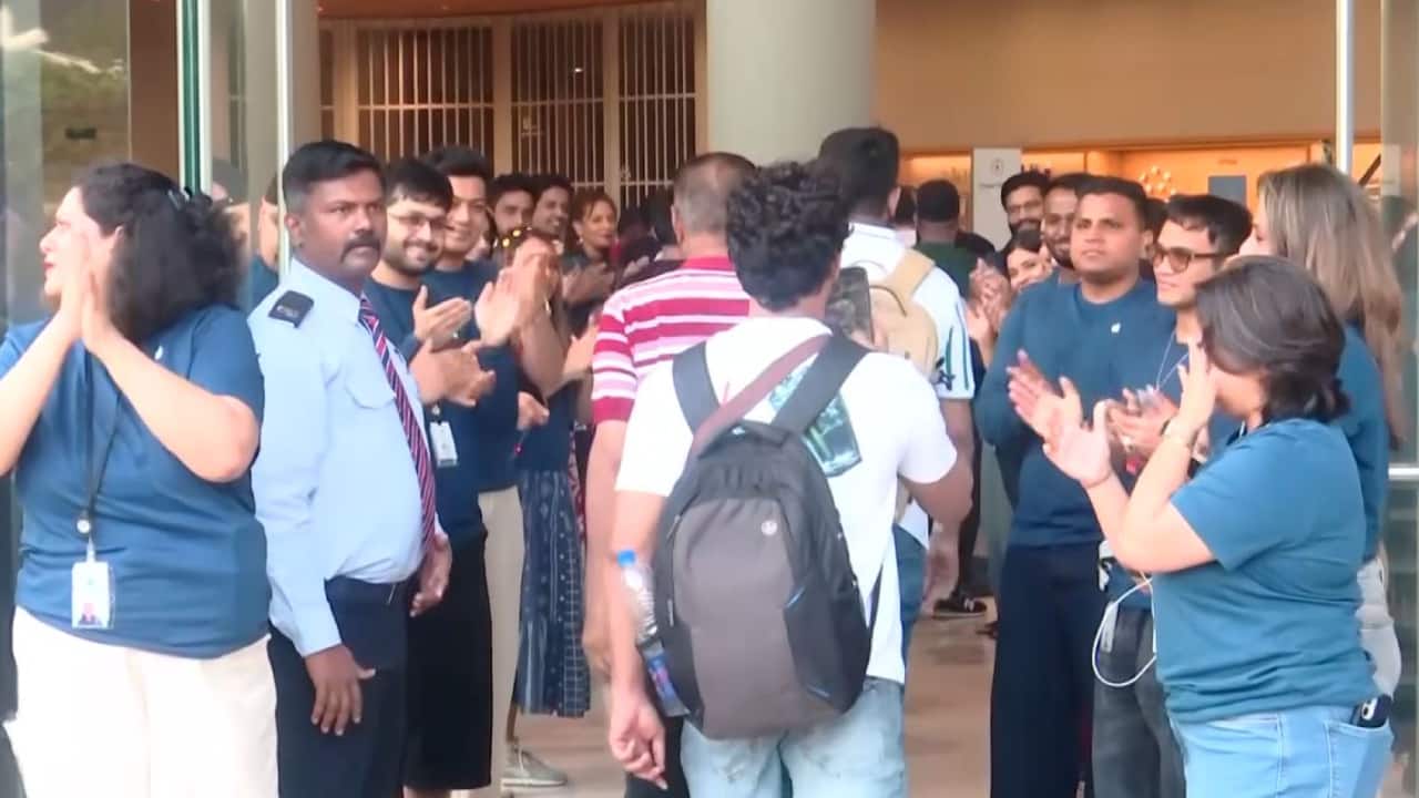 Photo: zeenews.india.com iPhone 18 Pro : longues files d'attente devant les boutiques en Inde