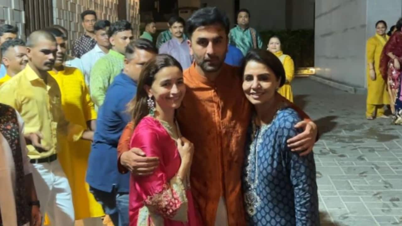 Ranbir Kapoor, Alia Bhatt & Neetu Kapoor perform Ganpati Visarjan with Raha