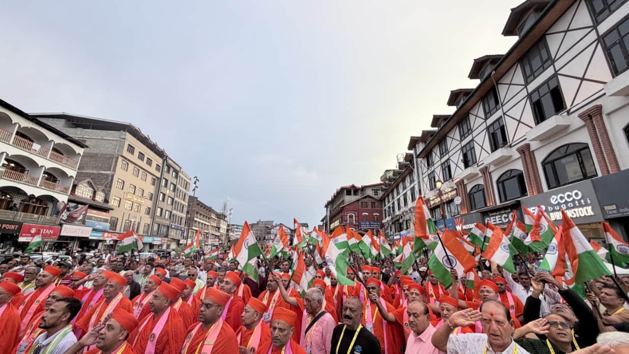 History at Ghanta Ghar: Hundreds of Sadhus and devotees wave the tricolour in Srinagar`s landmark peace march