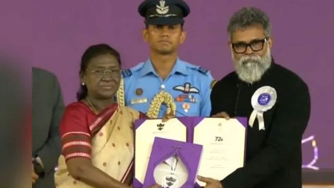 Allu Arjun congratulates 'Pushpa' director Sukumar for National Award win