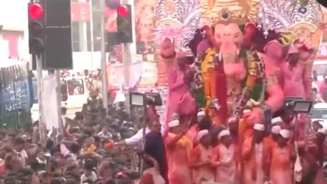 Ganesh Visarjan 2026: Lalbaugcha Raja reaches Girgaum Chowpatty for final immersion