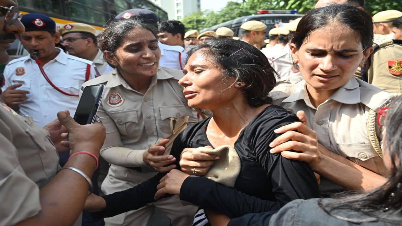 Why are Delhi Police stripping their name tags at Jantar Mantar? The secret tactic explained
