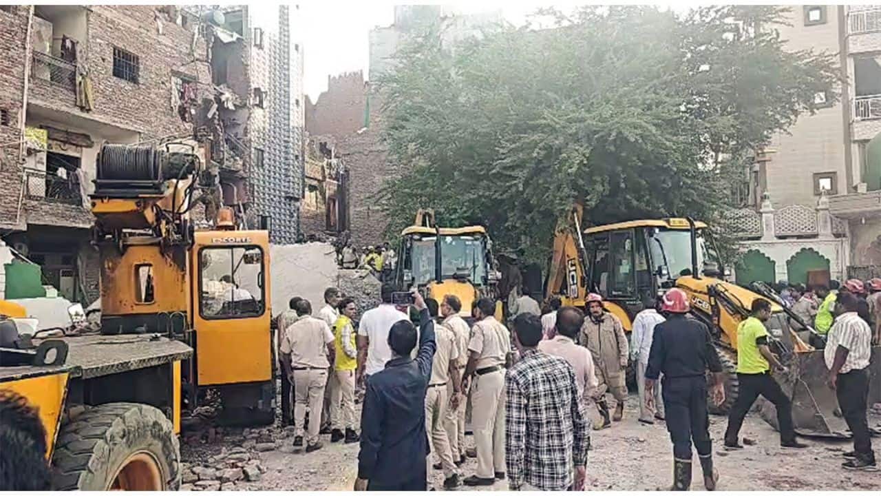 Seemapuri building collapse: Death toll rises to 4 after another body is pulled from debris