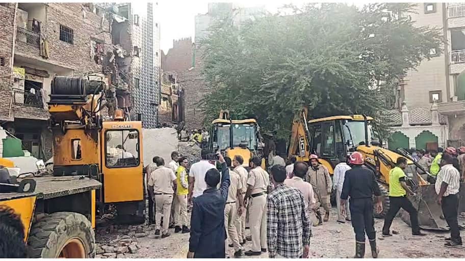 Seemapuri building collapse: Death toll rises to 4 after another body ...