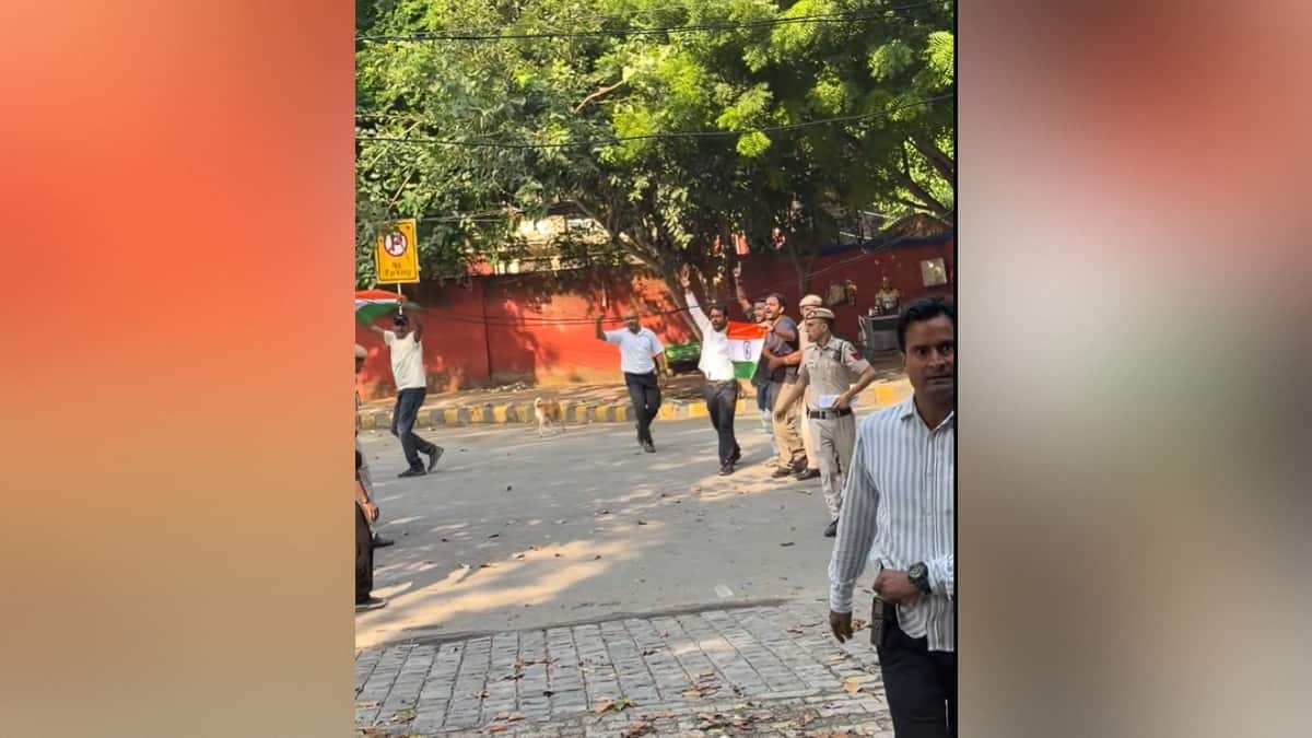 CJP leaders Saurav Das, Ashutosh Ranka breach through locked Jantar Mantar, detained | Watch