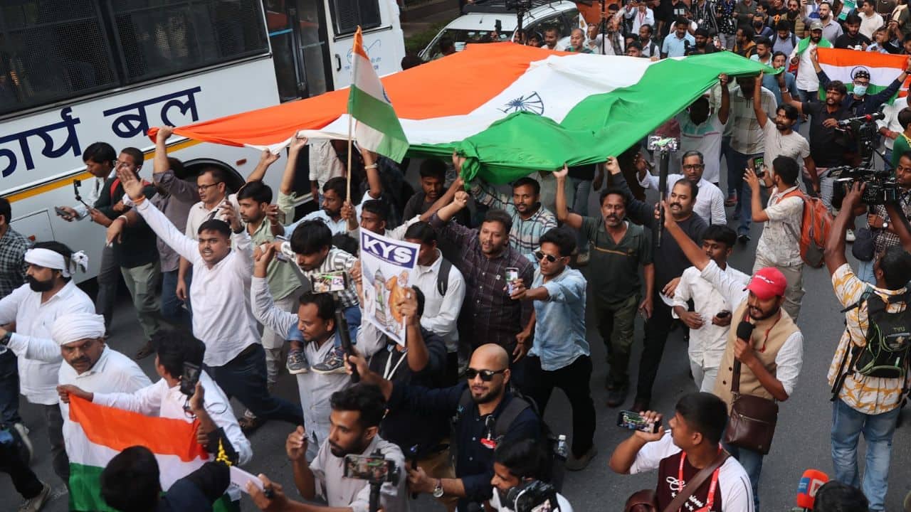 CJP`s Abhijeet Dipke and AISA chief Neha Bora detained ahead of Connaught Place Tiranga march