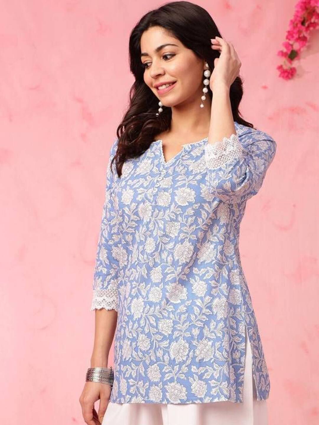 Subh LAXMI Floral Printed Straight Kurta