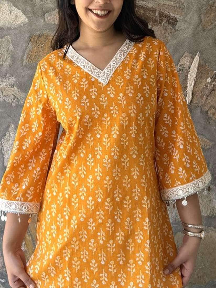 Aaina by Yashika Floral V-Neck Straight Kurti