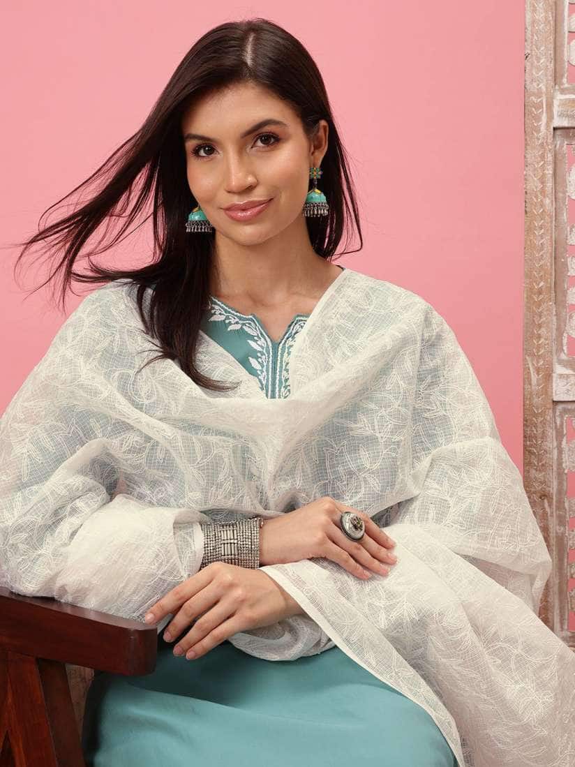 Trendy Women Dupattas at Unbeatable Prices Trendy Women Dupattas at Unbeatable Prices
