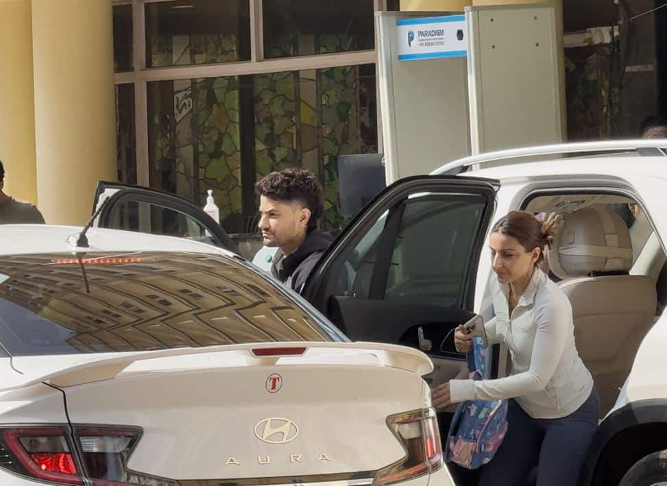 Saif Ali Khan Attacked At Bandra Home: Kareena Kapoor Khan Visits Husband At Lilavati Hospital, Check Pics | People News