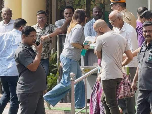Saif Ali Khan Attacked At Bandra Home: Kareena Kapoor Khan Visits Husband At Lilavati Hospital, Check Pics | People News
