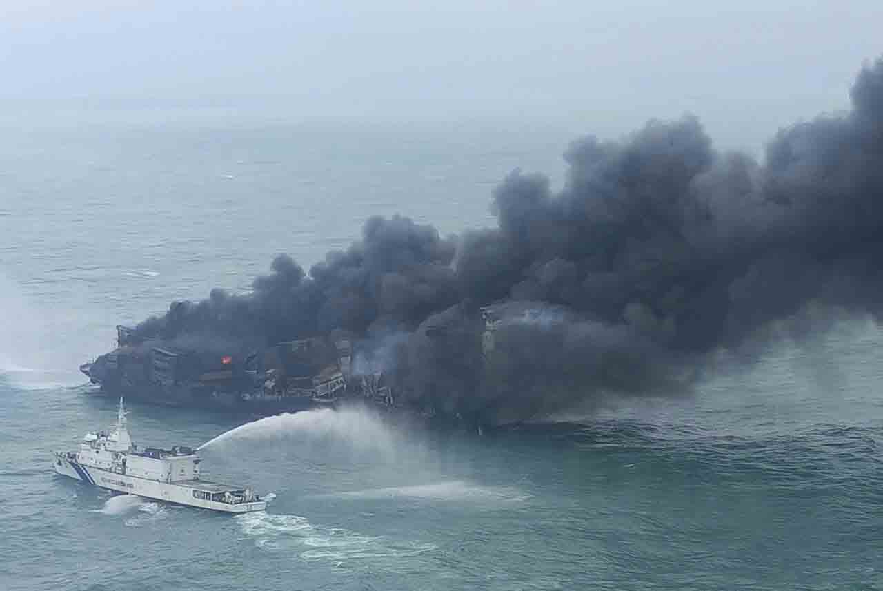 Colombo ship fire: No oil spill, intense firefighting on, says ICG ...