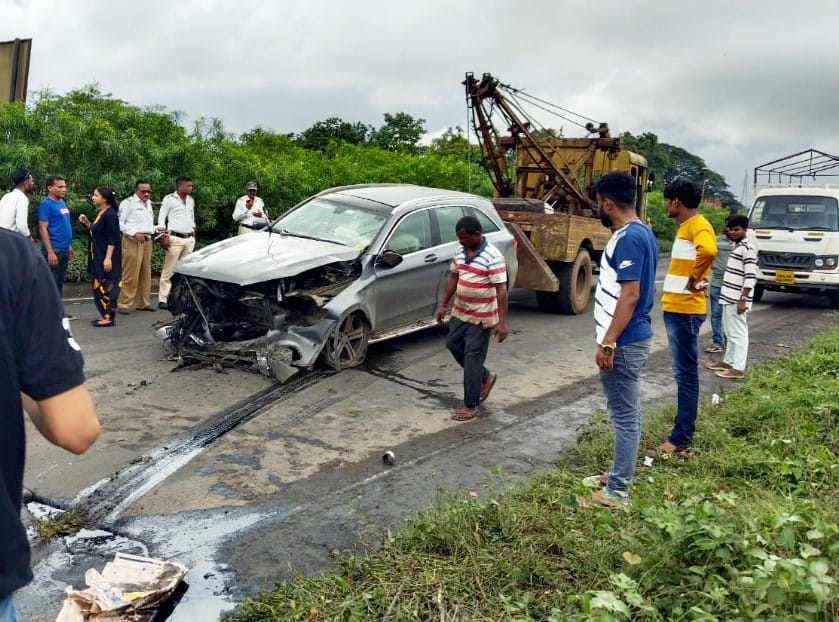 Los restos del automóvil Mercedes en el que viajaba el empresario y ex presidente de Tata Sons, Cyrus Mistry, cuando tuvo un accidente en Palghar