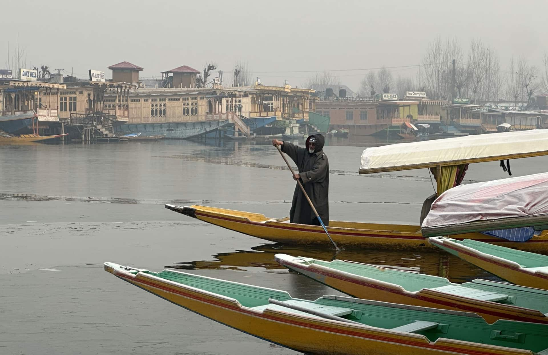 Srinagar&#039;s Famous Dal Lake Freezes