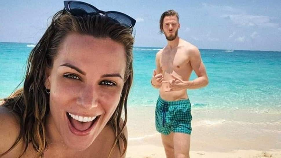 Spain and Manchester United goalkeeper David de Gea (right) with wife Edurne García Almagro at a beach holiday. (Source: Twitter)